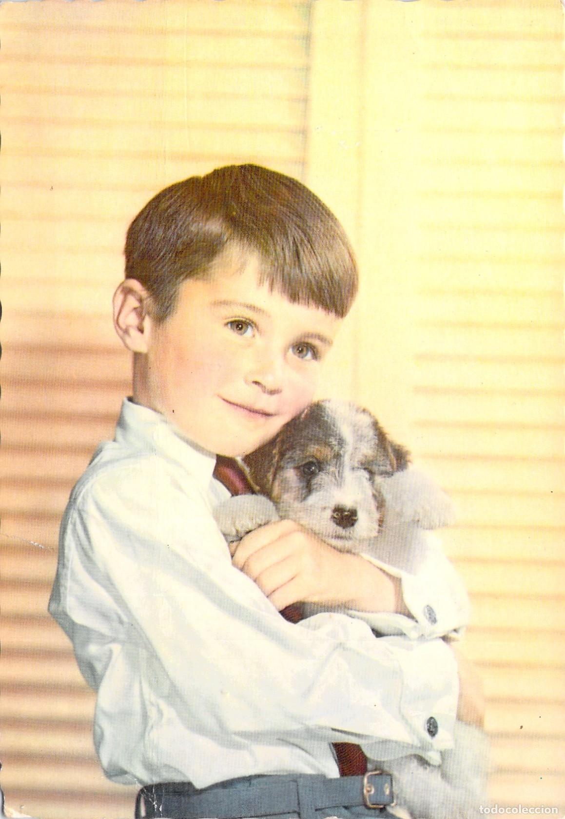 Postales: Postal de ni&ntilde;o abrazando a un perrito