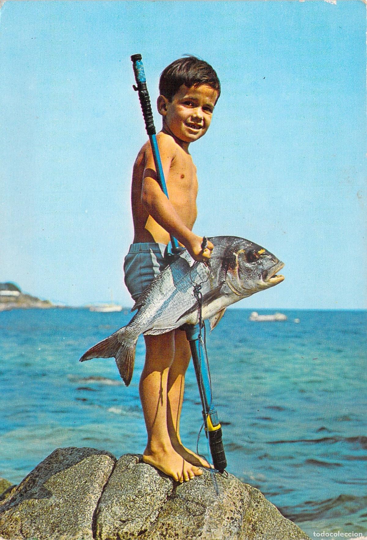 Postales: Postal de ni&ntilde;o pescador en la costa espa&ntilde;ola