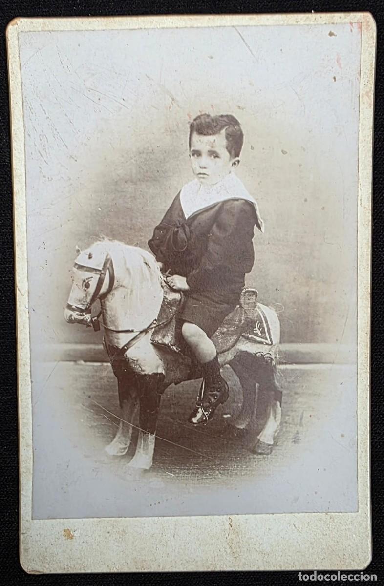 Postales: P.1103 Fotograf&iacute;a Antigua de Ni&ntilde;o con Caballito de Juguete &ndash; Retrato Infantil de Estudio