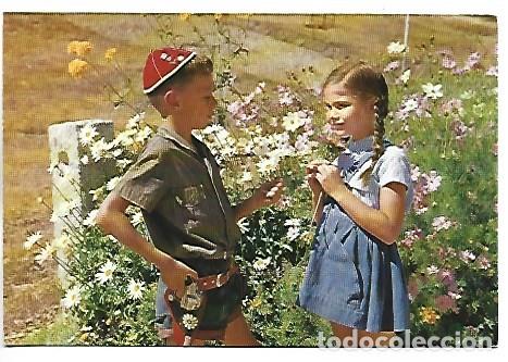 Postales: PAREJA DE NI&Ntilde;OS SINTIENDO LAS PRIMERAS MARIPOSAS