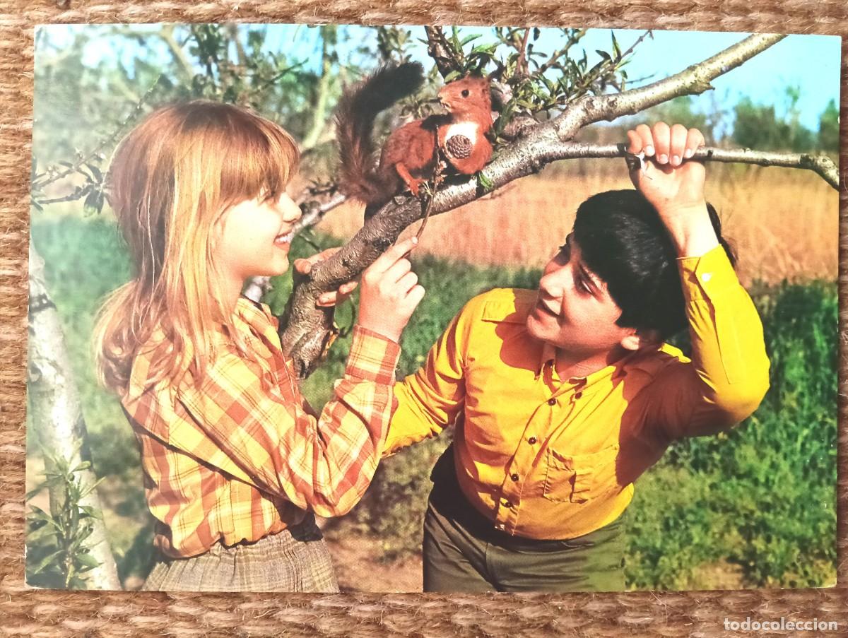 Postales: PAREJA DE NI&Ntilde;OS CON ARDILLA