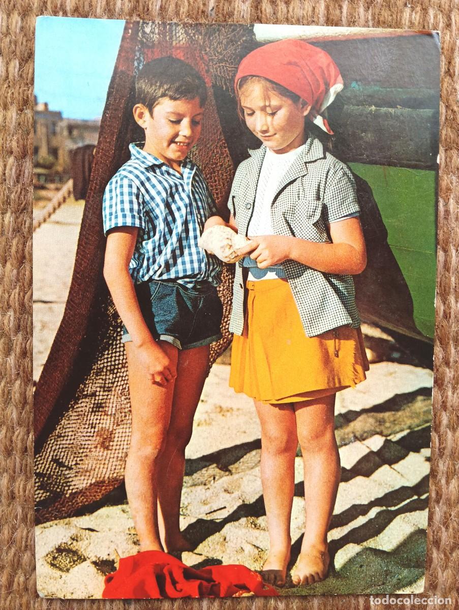 Postales: PAREJA DE NI&Ntilde;OS CON CARACOLA