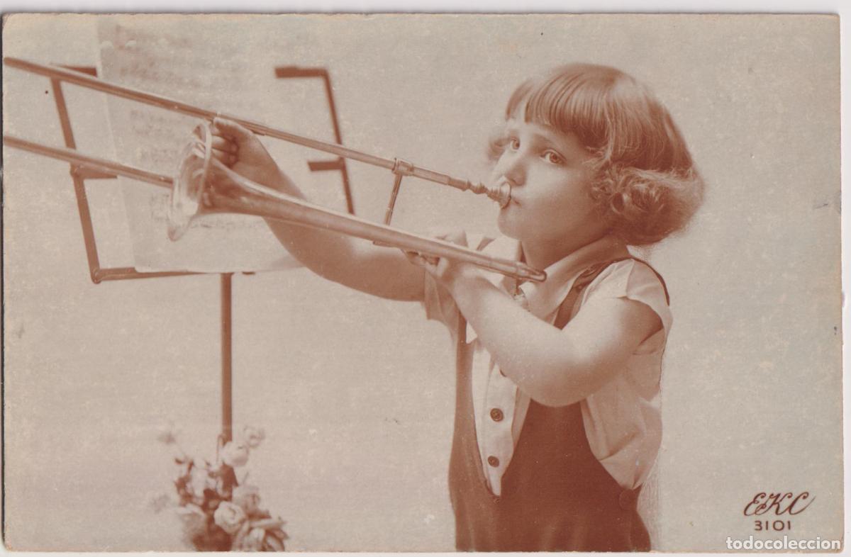 Postales: TARJETA POSTAL ANTIGUA NI&Ntilde;A PEQUE&Ntilde;A INTENTANDO TOCAR UN TROMB&Oacute;N DE VARAS - EKC 3101 &ndash; ESCRITA 1926