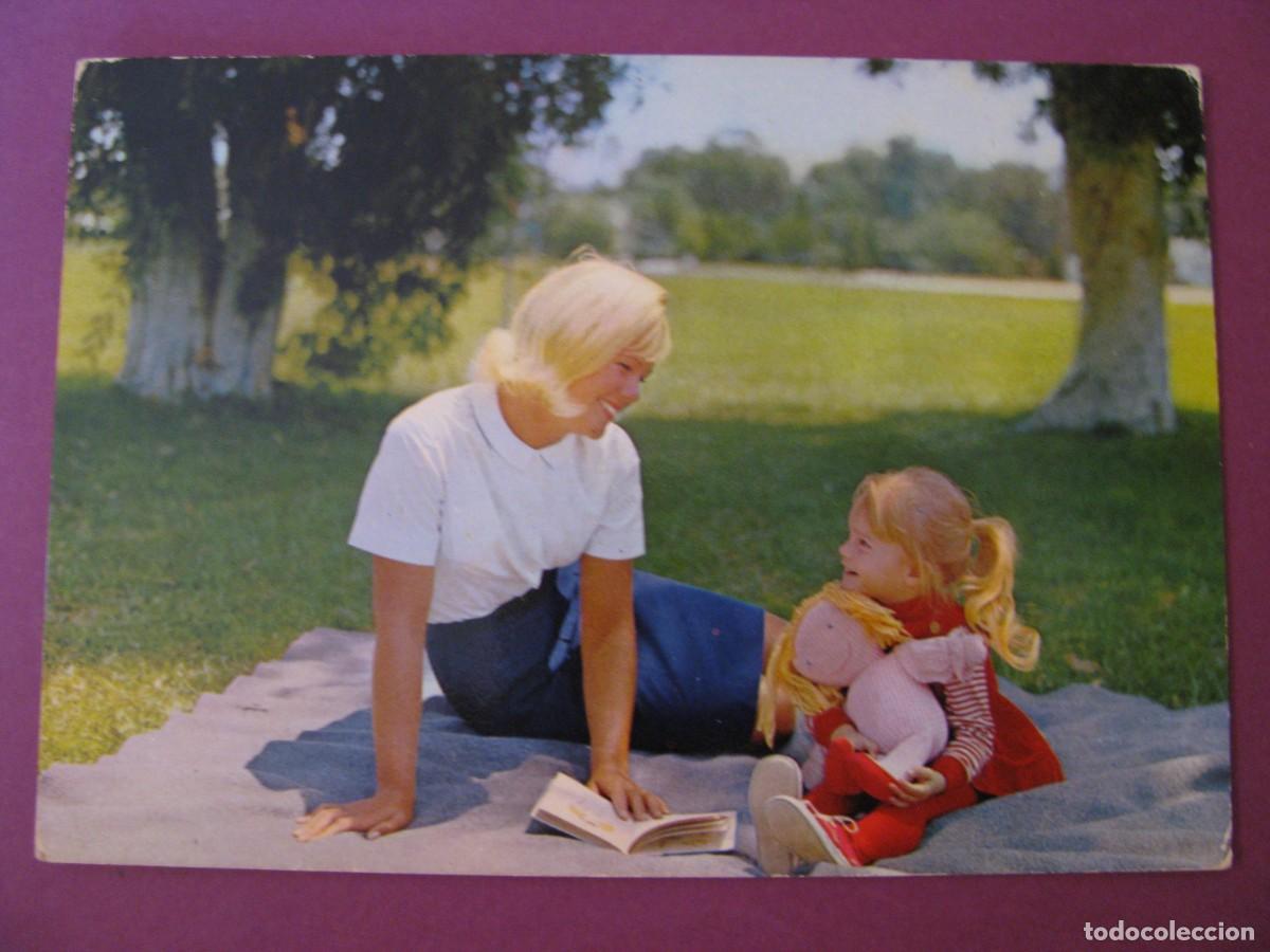 Postales: POSTAL DE UNA NI&Ntilde;A CON SU MADRE. EUROCROMO 1055/20
