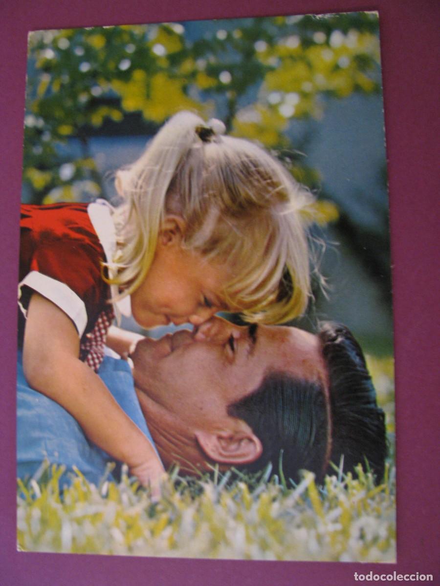 Postales: POSTAL DE UNA NI&Ntilde;A CON SU PADRE. EUROCROMO 1055/19