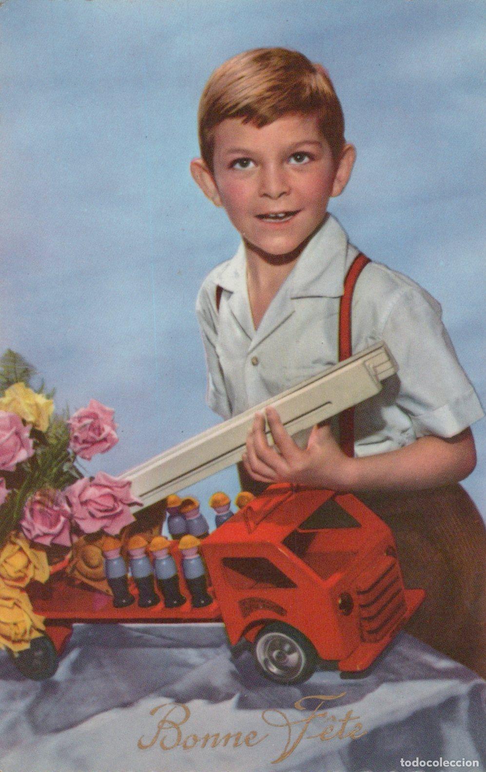 Postales: France Jeune Gar&ccedil;on Souriant Jouet Camion de Pompiers Fleurs Unposted *YAD246