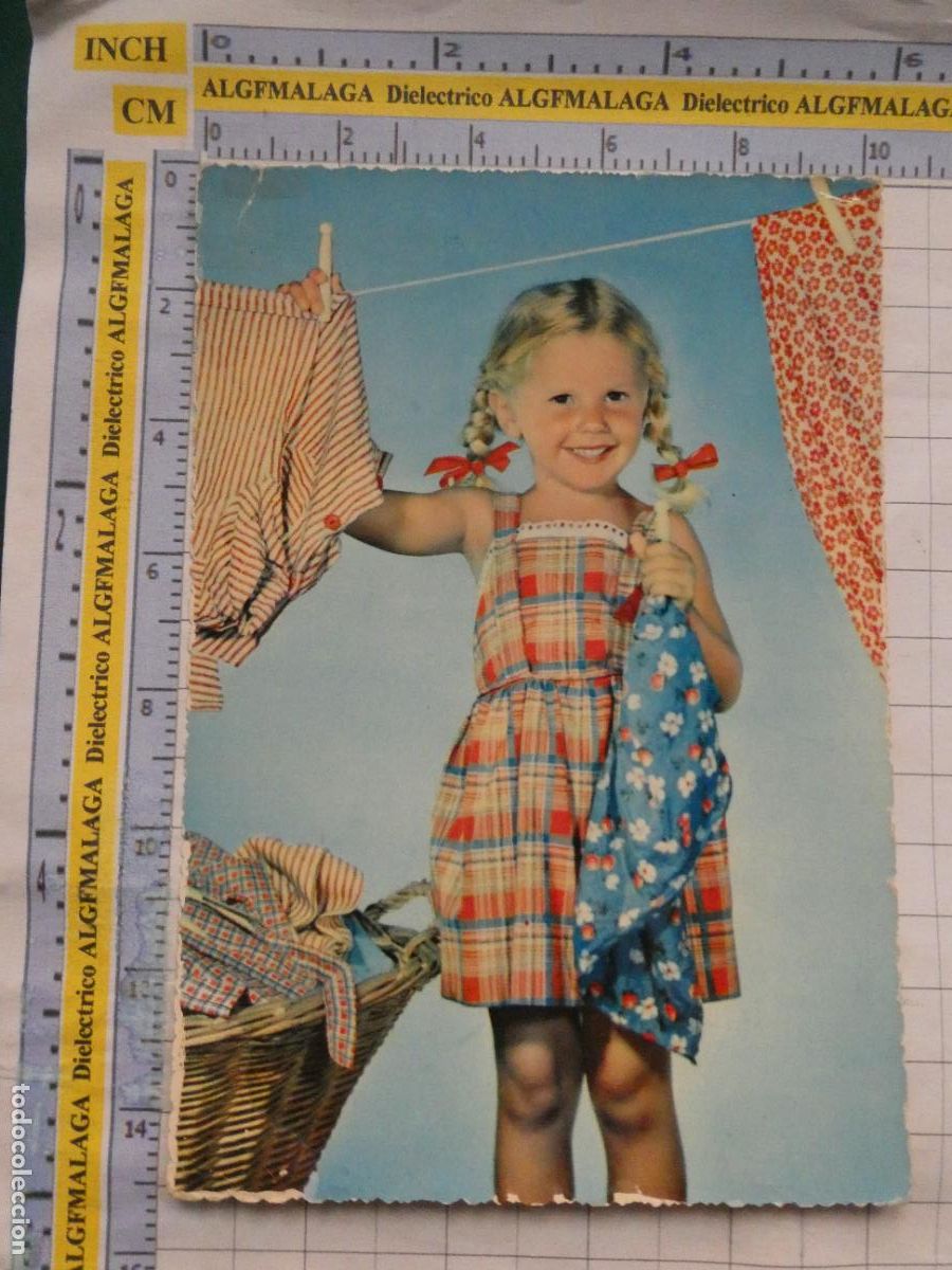 Postales: POSTAL DE NI&Ntilde;OS INFANTIL DIBUJOS. NI&Ntilde;A TENDIENDO ROPA COLADA. 2982