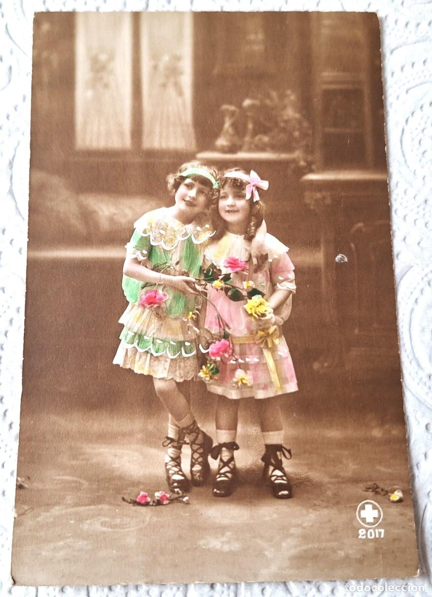 Postales: POSTAL EN COLOR MUY ANTIGUA MANUSCRITA EN 1917 - PAREJA DE NINAS CON ADORNOS Y FLORES