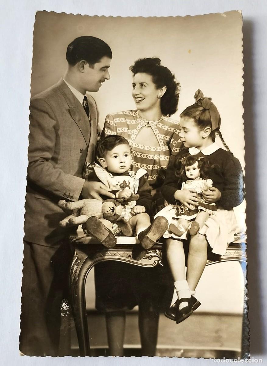 Postales: Mariquita P&eacute;rez. Tarjeta Postal fechada a&ntilde;o 1949. Familia, ni&ntilde;a y mu&ntilde;eca Mariquita P&eacute;rez en brazos