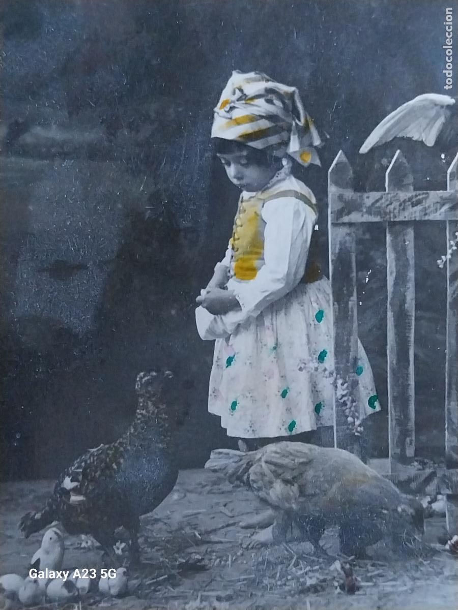 Postales: NI&Ntilde;A ALIMENTA GALLINAS POLLOS PPOS S XX POSTAL ESCRITA PRECIOSA