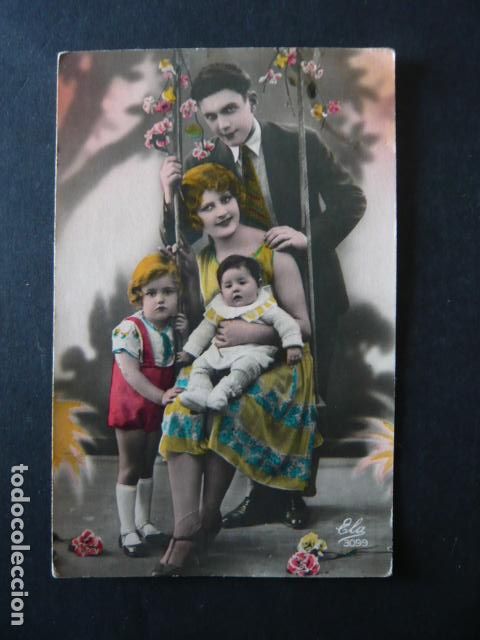 Postales: FAMILIA EN COLUMPIO POSTAL