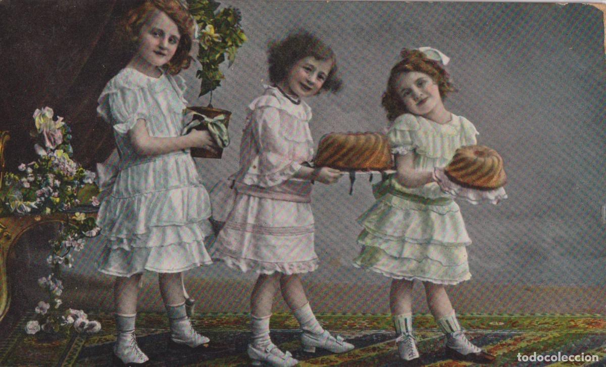 Postales: POSTAL ANTIGUA COLOREADA, TRES NI&Ntilde;AS DE PIE SOBRE UNA ALFOMBRA &ndash; CIRCULADA 1908