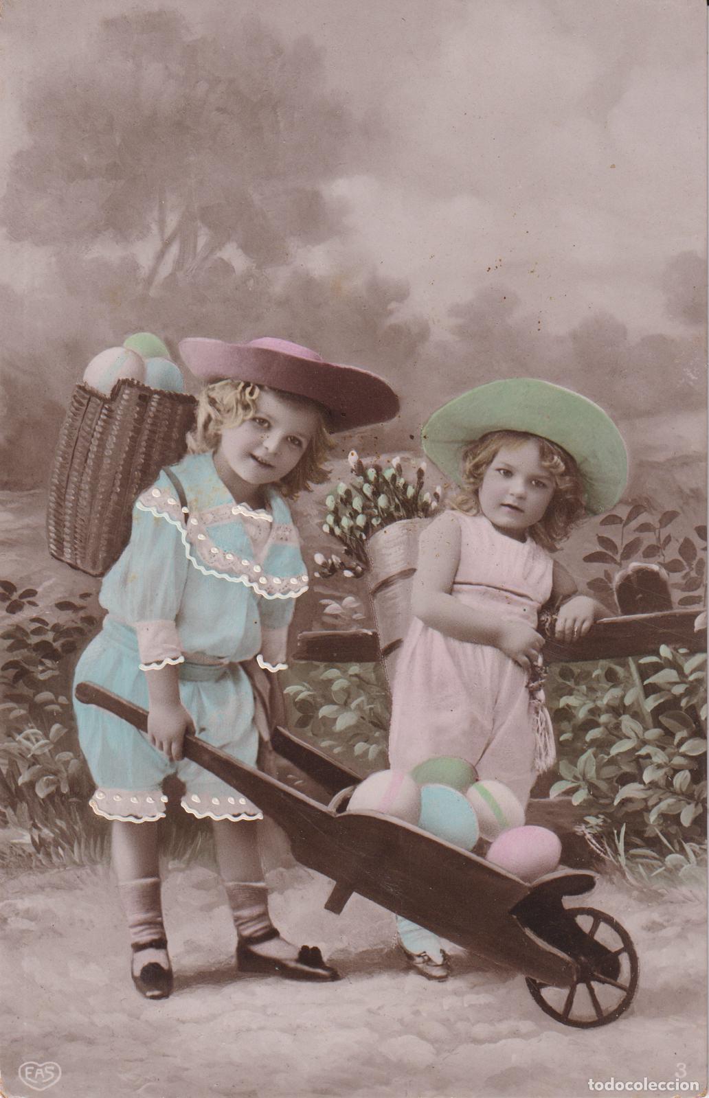 Postales: POSTAL ANTIGUA COLOREADA DE ESTILO VINTAGE, NI&Ntilde;OS, CARRETILLA Y HUEVOS DE PASCUA &ndash; FAS 1345 - CIRCUL