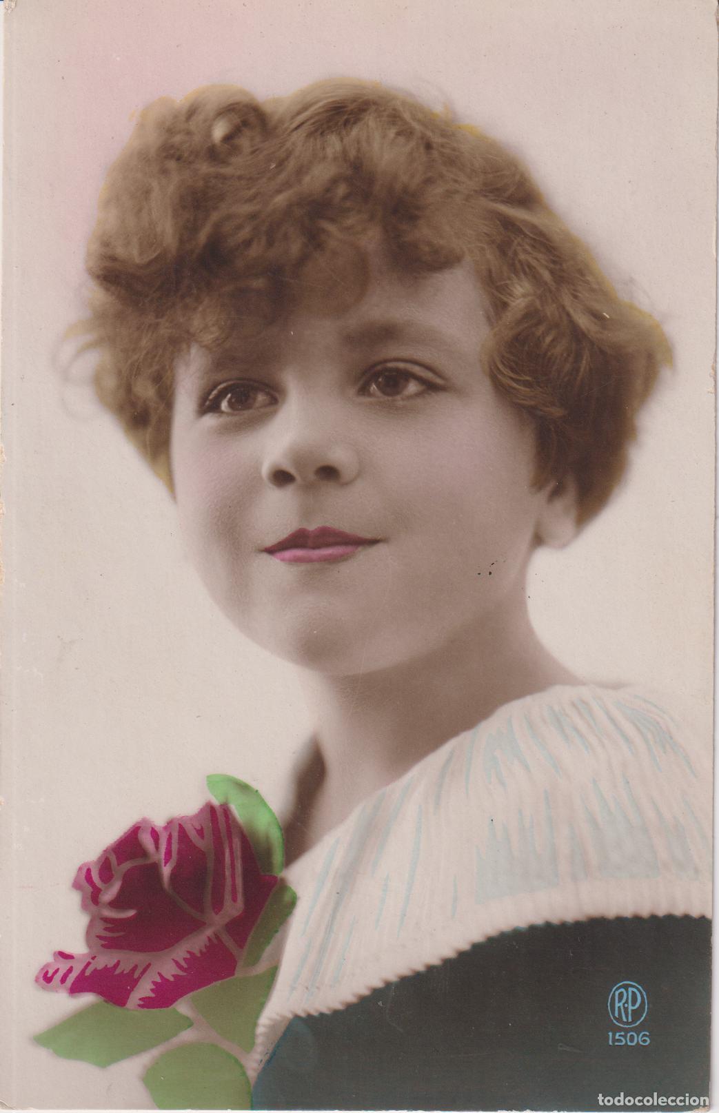 Postales: POSTAL FOTOGR&Aacute;FICA ANTIGUA COLOREADA, PERSONA JOVEN SOSTENIENDO UNA ROSA - REIS & PICHLER 1506 - ESC