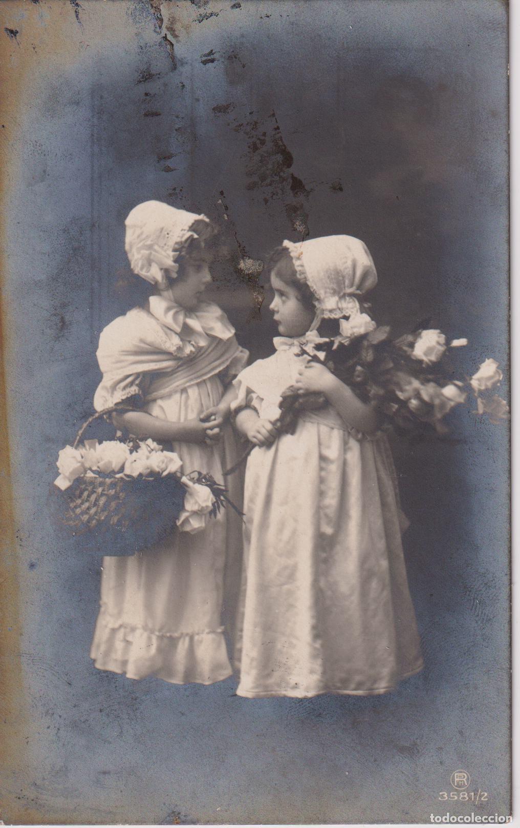Postales: ANTIGUA TARJETA POSTAL COLOREADA, RECOGIENDO FLORES - PAUL REUTLINGER 3581/2 &ndash; CIRCULADA
