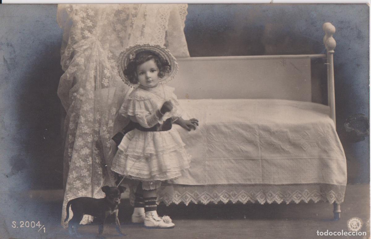 Postales: POSTAL FOTOGR&Aacute;FICA ANTIGUA, NI&Ntilde;A PEQUE&Ntilde;A JUNTO A UNA CAMA - S. 2004/1 &ndash; CIRCULADA 1911