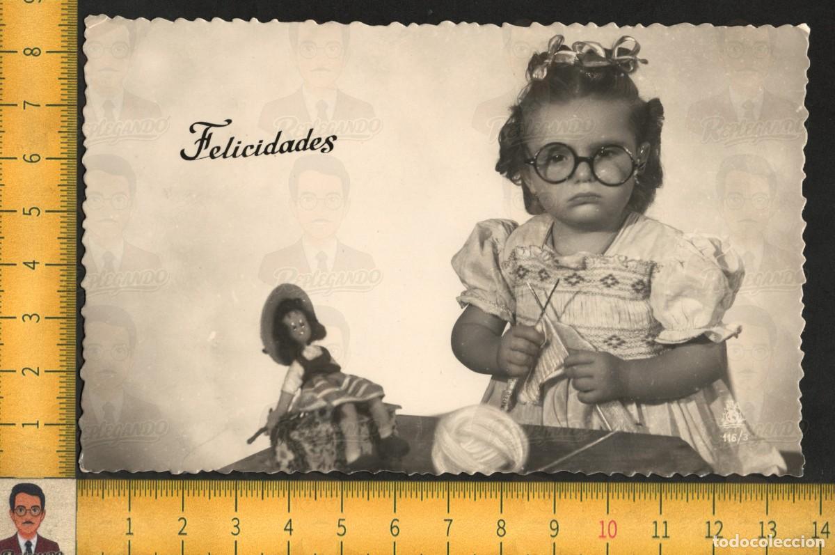 Postales: SIIMP&Aacute;TICA NI&Ntilde;A CON GAFAS TEJIENDO - MU&Ntilde;ECA OVILLO LANA FELICIDADES - TARJETA POSTAL ANTIGUA A&Ntilde;OS 60