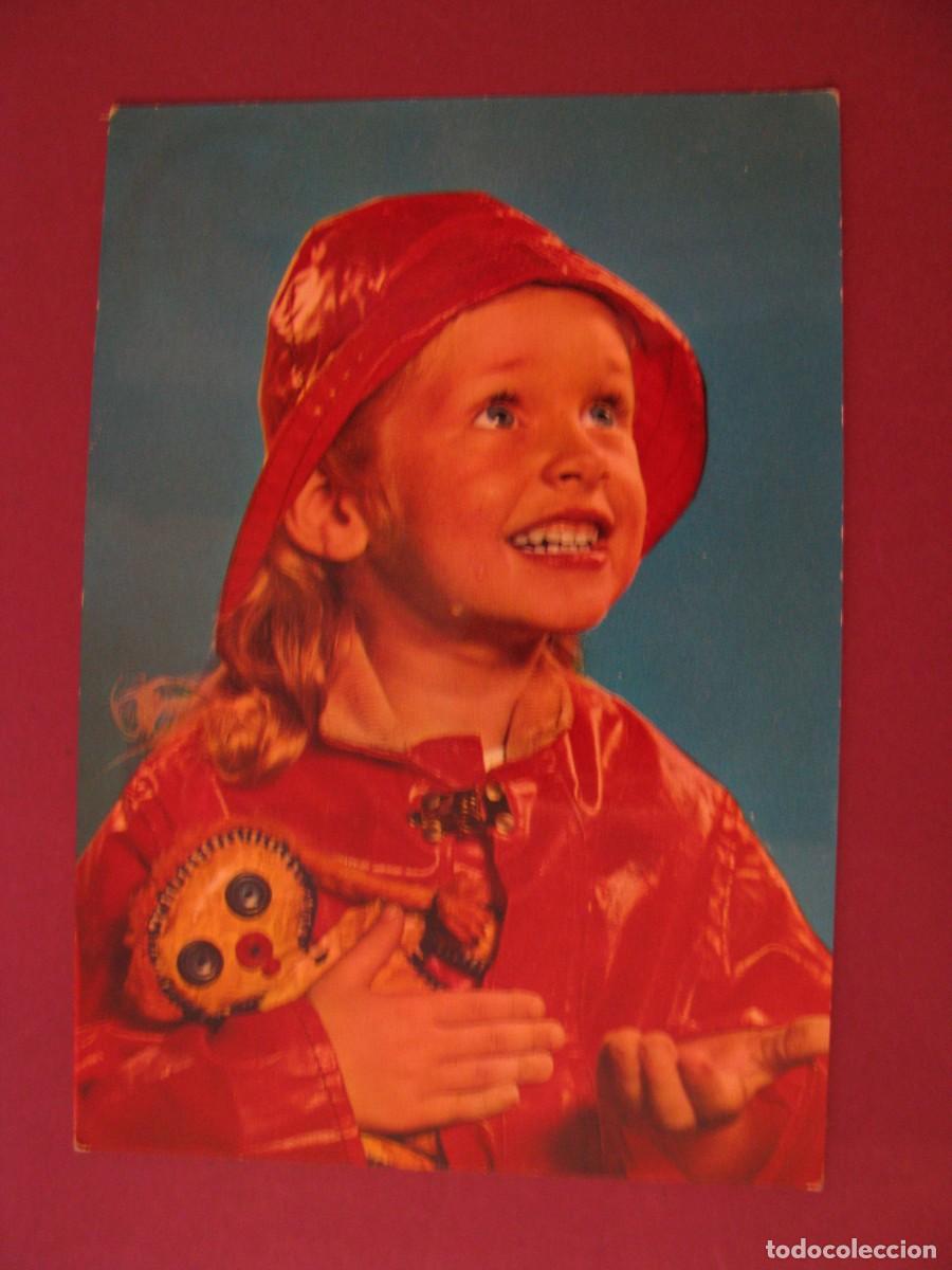 Postales: POSTAL DE UN NI&Ntilde;O CON UN CHUBASQUERO. ANCORA 13368/C. ESCRITA