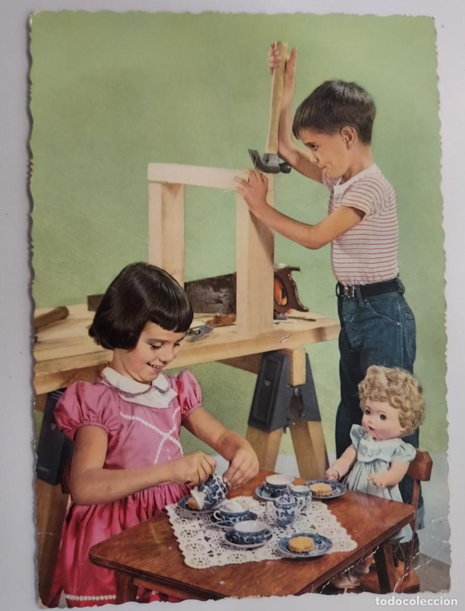 Postales: POSTAL VINTAGE NI&Ntilde;O CARPINTERO MANUALIDAD, NI&Ntilde;A SIRVE TE MU&Ntilde;ECA. 1962. ESCRITA. CYZ