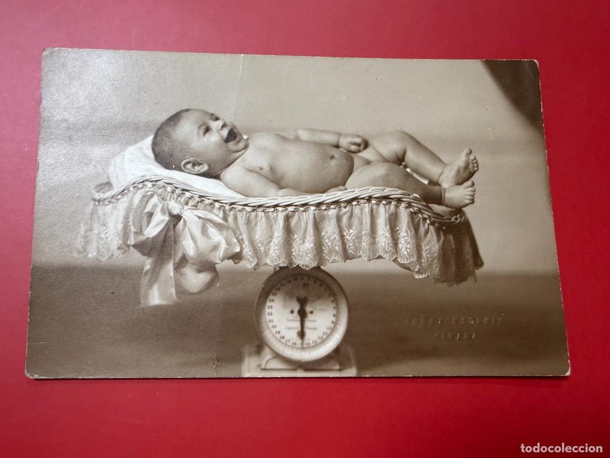 Postales: POSTAL FOTOGR&Aacute;FICA - BEB&Eacute; EN CUNA SOBRE B&Aacute;SCULA DE PESAR - NU&Ntilde;EZ ESTUDIO - HABANA - CUBA