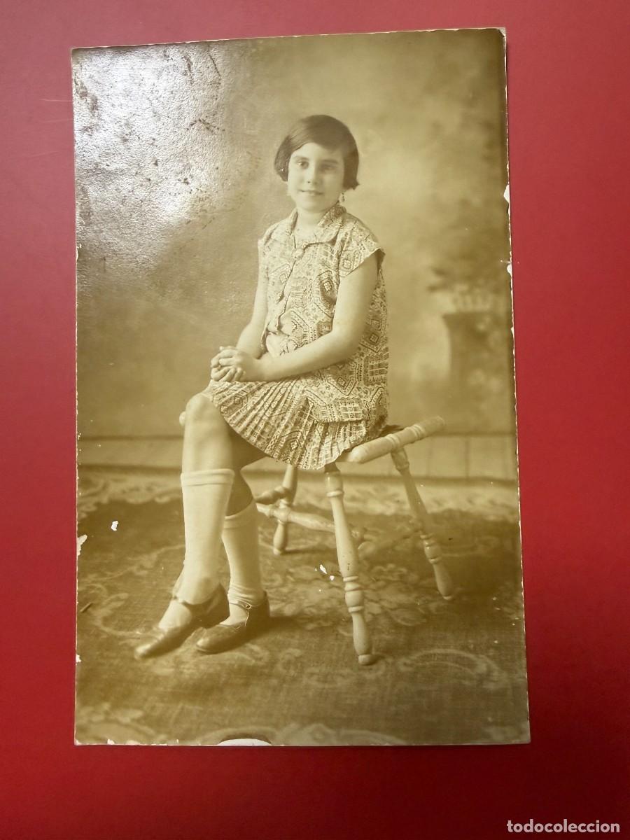 Postales: POSTAL FOTOGR&Aacute;FICA - RETRATO DE NI&Ntilde;A SENTADA CON PIERNAS CRUZADAS - CUBA