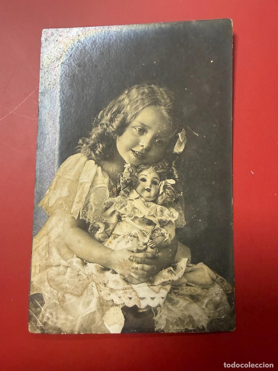 Postales: TARJETA POSTAL - NI&Ntilde;A CON MU&Ntilde;ECA DE PORCELANA - RETRATO INFANTIL - IMPRESA EN SAJONIA - CUBA