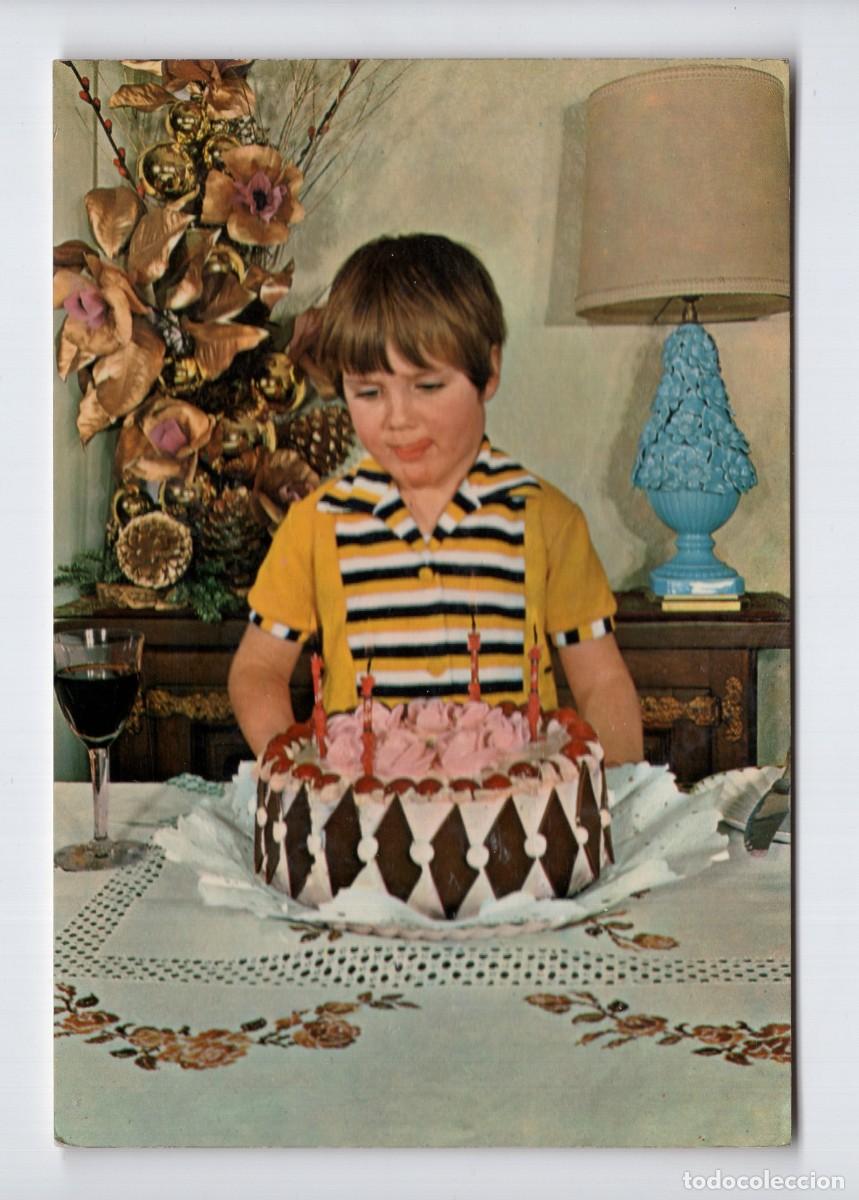Postales: Ni&ntilde;o soplando relami&eacute;ndose con tarta de cumplea&ntilde;os. Ref 1021/1 -Postales Vikingo, 1969-