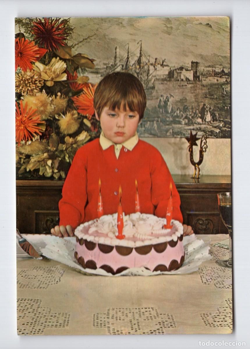 Postales: Ni&ntilde;o con jersey rojo ante tarta de cumplea&ntilde;os con velas. Ref 1020/3 -Postales Vikingo, 1969-
