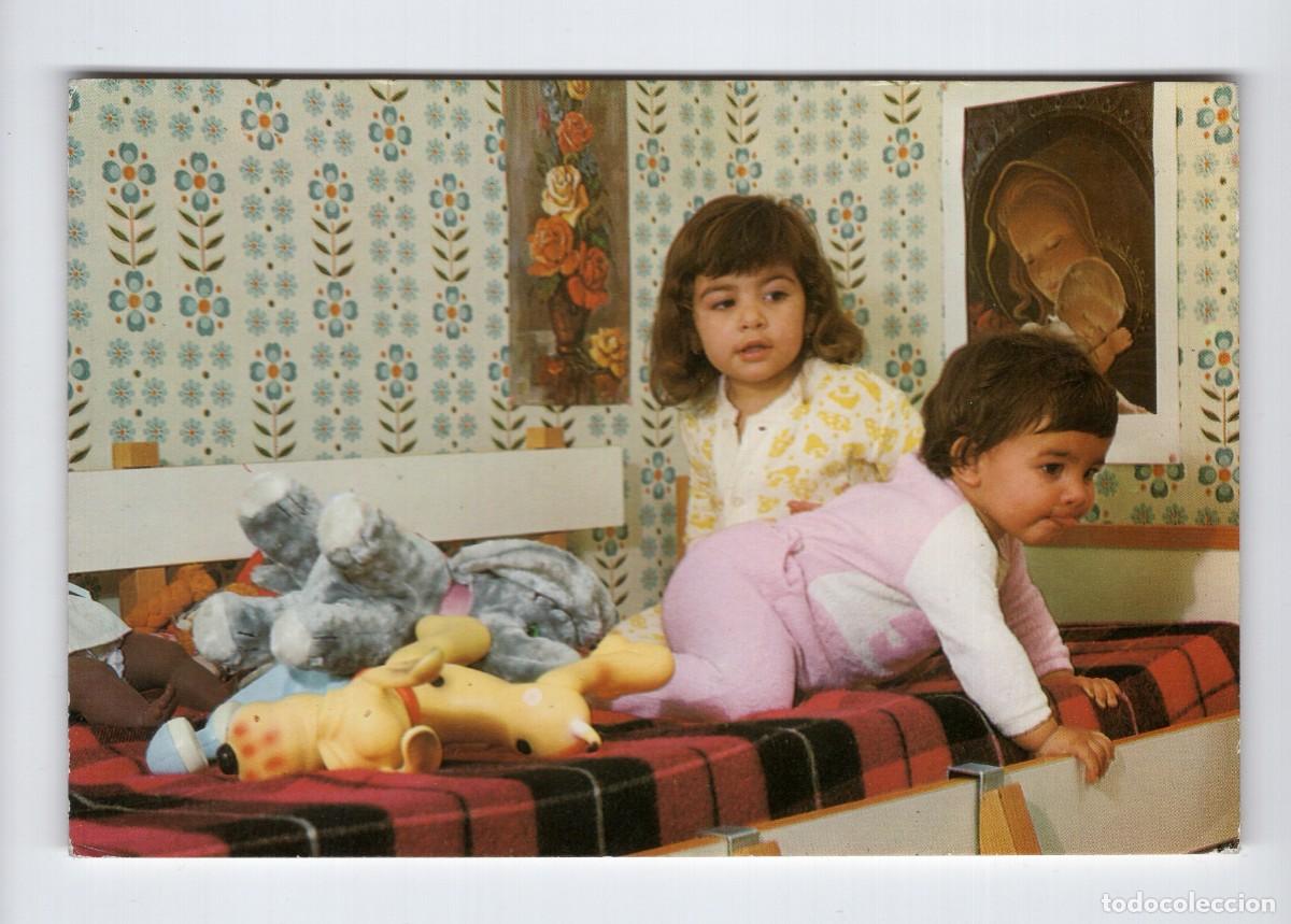 Postales: Ni&ntilde;as jugando en la cama con peluches. Ref 7649/29-D -Cobas y Zabaleta 1975-