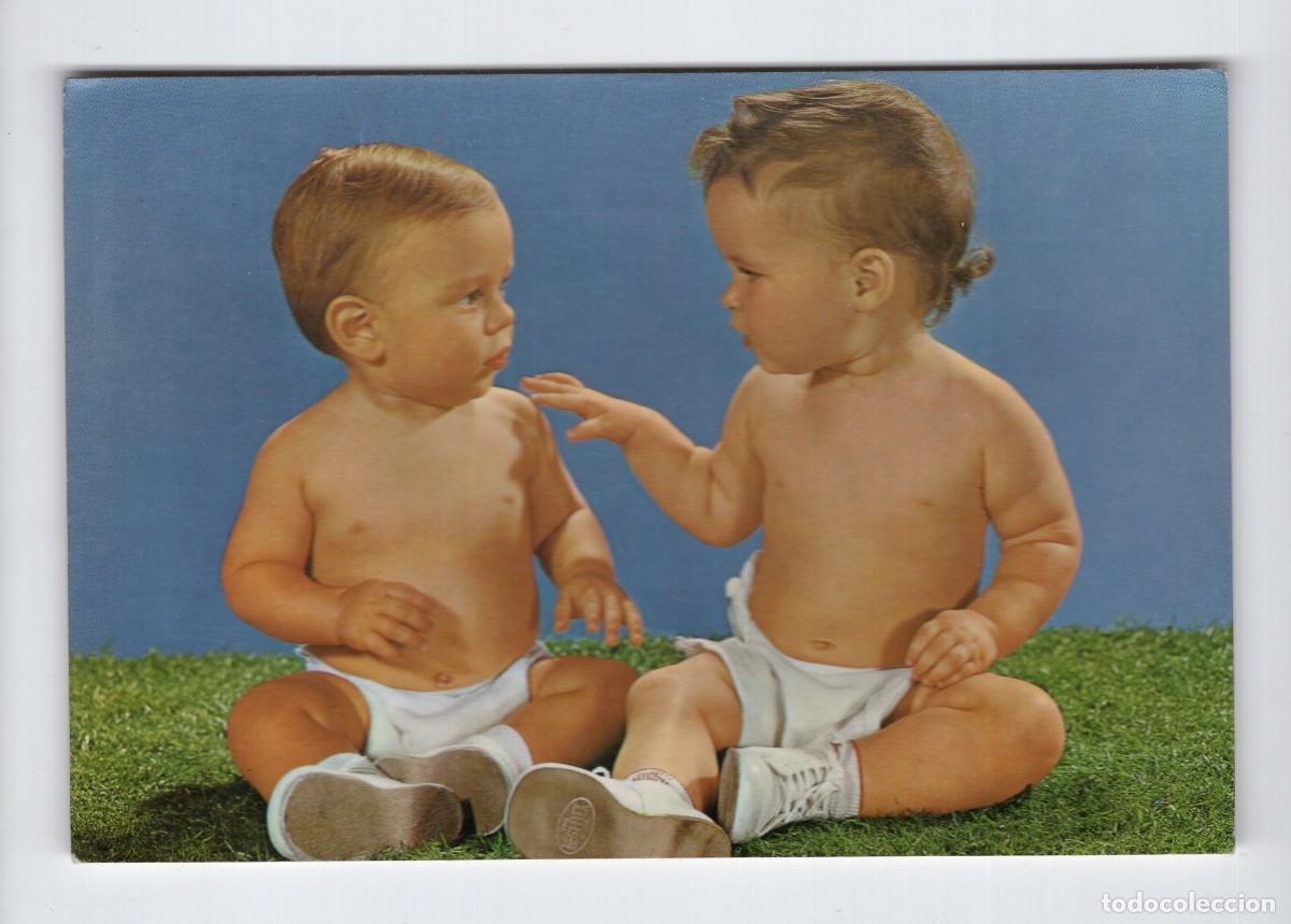 Postales: Dos beb&eacute;s sentados en el c&eacute;sped. Ref 7648/29-D -Cobas y Zabaleta, 1975-
