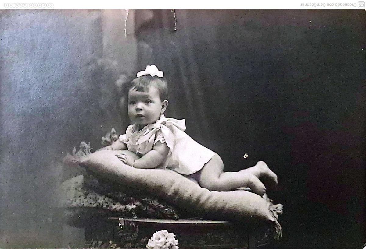 Postales: Tarjeta Postal Con ni&ntilde;a sobre coj&iacute;n. Blanco/Negro sobre cart&oacute;n. J. Alonso de Barcelona. Usada. Ver