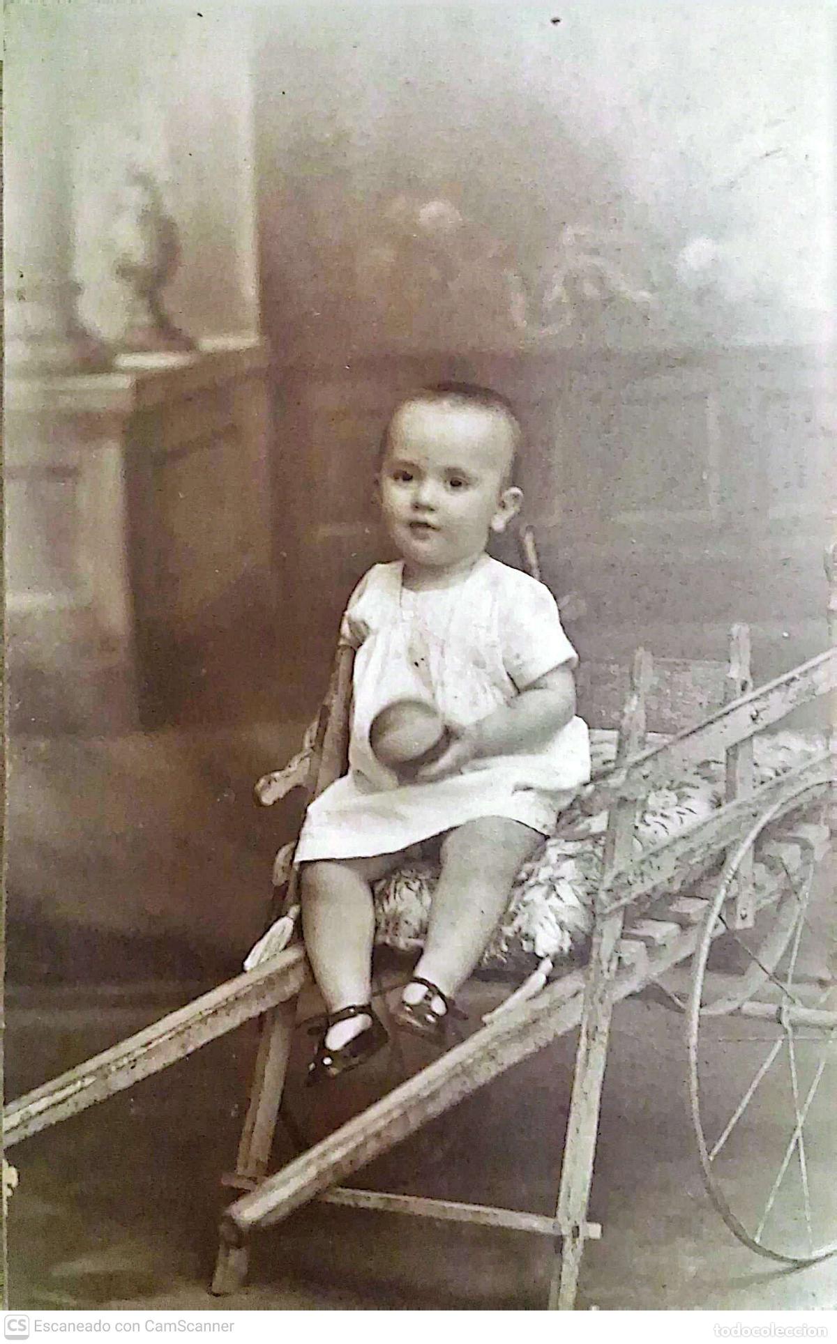 Postales: Tarjeta Postal Con ni&ntilde;a sobre carrito Blanco/Negro sobre cart&oacute;n. Nueva.