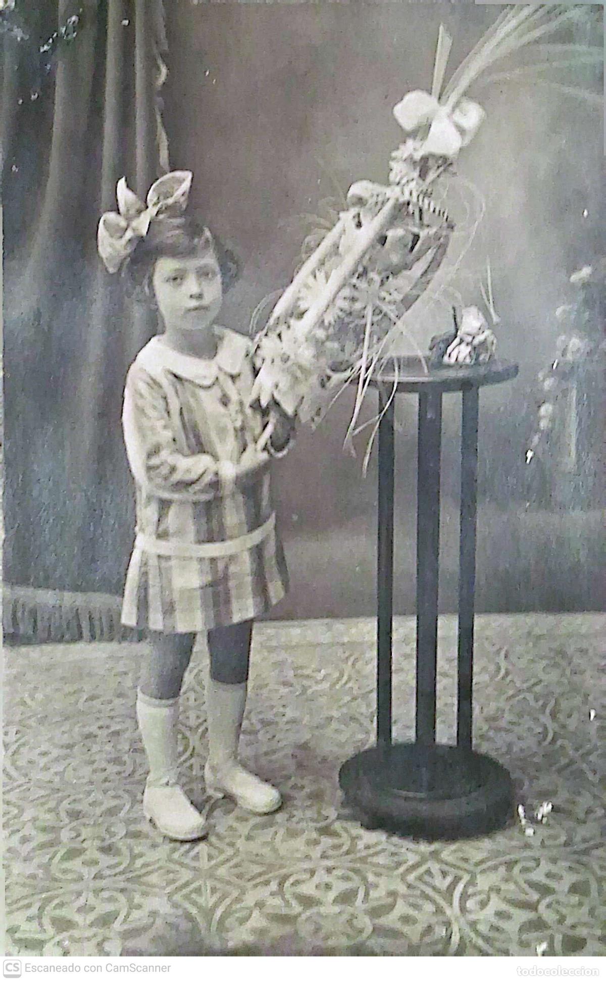 Postales: Tarjeta Postal Con ni&ntilde;a portando palma. Blanco/Negro sobre cart&oacute;n. Nueva. Fotograf&iacute;a C. Mauri de Gra