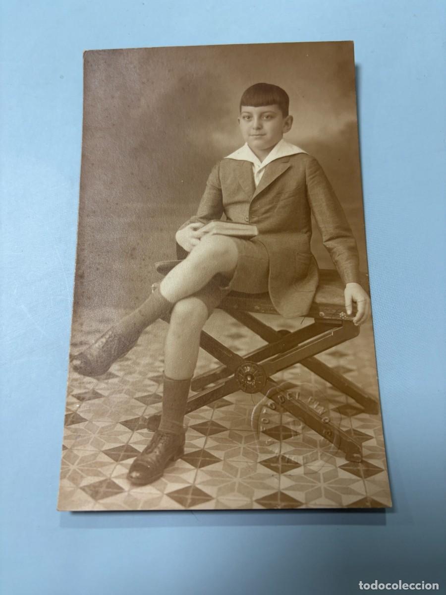 Postales: TARJETA POSTAL. RETRATO FOTOGR&Aacute;FICO ANTIGUO DE NI&Ntilde;O SENTADO. MODA INFANTIL DE &Eacute;POCA. FOTO DEL PINO.