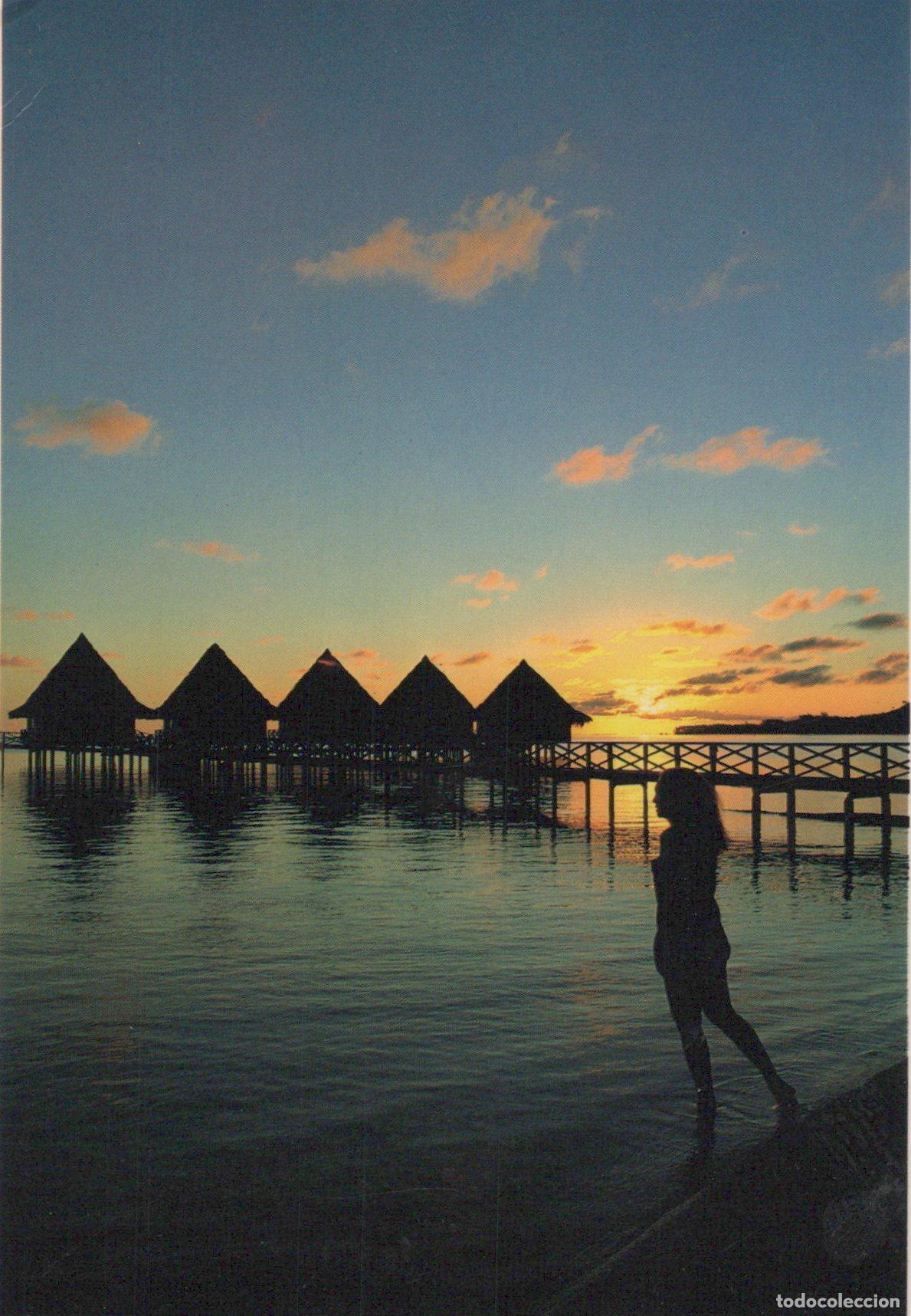 Postais: French Polynesia Moorea Sunrise Overwater Bungalows People *YAK514