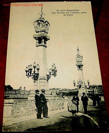 Cartoline: ANTIGUA POSTAL DE SAN SEBASTIAN - LAS FAROLAS DEL VOLADIZO SOBRE LA PLAYA