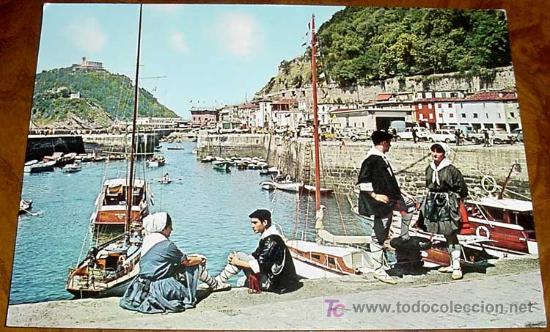 Postales: ANTIGUA POSTAL DE SAN SEBASTIAN - PAREJAS TIPICAS EN EL PUERTO - CIRCULADA.