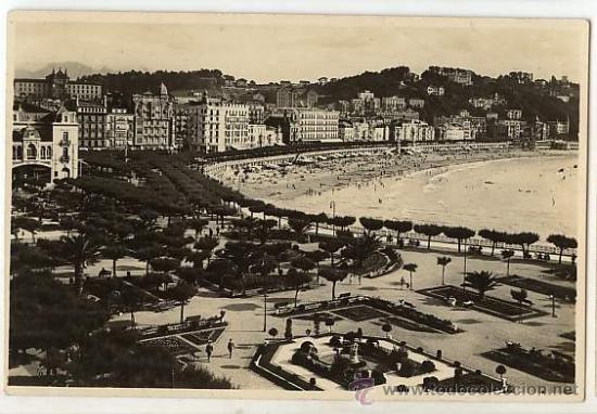 Postales: POSTAL ANTIGUA DE ESPA&Ntilde;A PAIS VASCO SAN SEBASTIAN JARDINES Y PLAYA DE LA CONCHA