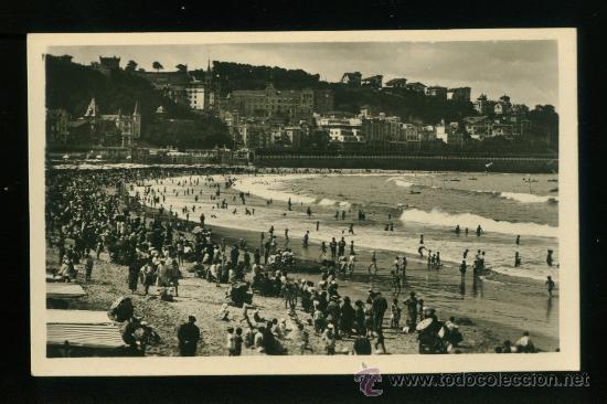Postales: Postal antigua de San Sebastian la playa a la hora del ba&ntilde;o