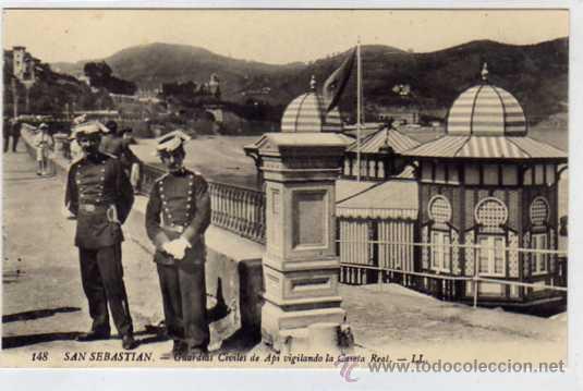 Cartes Postales: Guipuzcoa. San Sebastian. L.L. Guardias civiles de Api vigilando la caseta Real n&ordm;148. Sin circular.