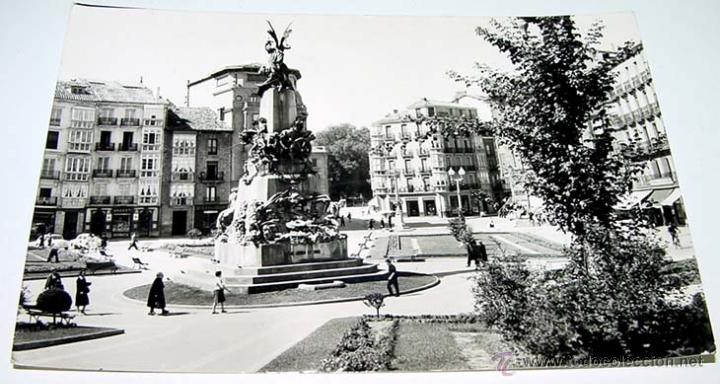 Postales: ANTIGUA POSTAL DE VITORIA- PLAZA DE LA VIRGEN Y MONUMENTO A LA BATALLA DE VITORIA- EDICIONES PARIS-