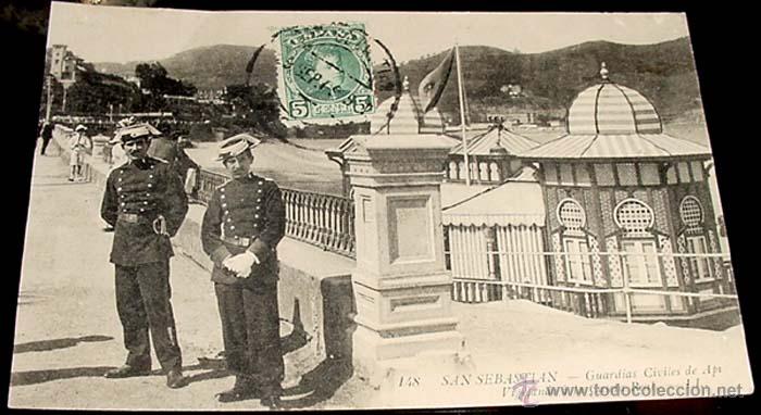 Cartoline: ANTIGUA POSTAL  DE SAN SEBASTIAN -   GUARDIAS CIVILES VIGILANDO LA CASETA REAL - LL. - CIRCULADA