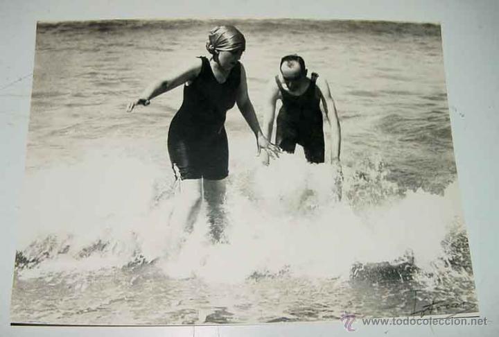 Postcards: ANTIGUA FOTOGRAFIA MUY GRANDE DE SAN SEBASTIAN - ESCENA EN LA PLAYA DE LA CONCHA - LLEVA SELLO POR