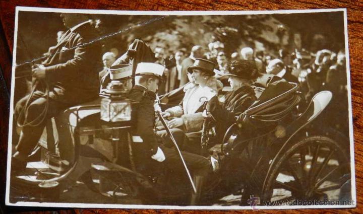 Postais: ANTIGUA FOTO POSTAL DE ALFONSO XIII Y LA REINA VICTORIA EUGENIA EN SAN SEBASTIAN, NO CIRCULADA.