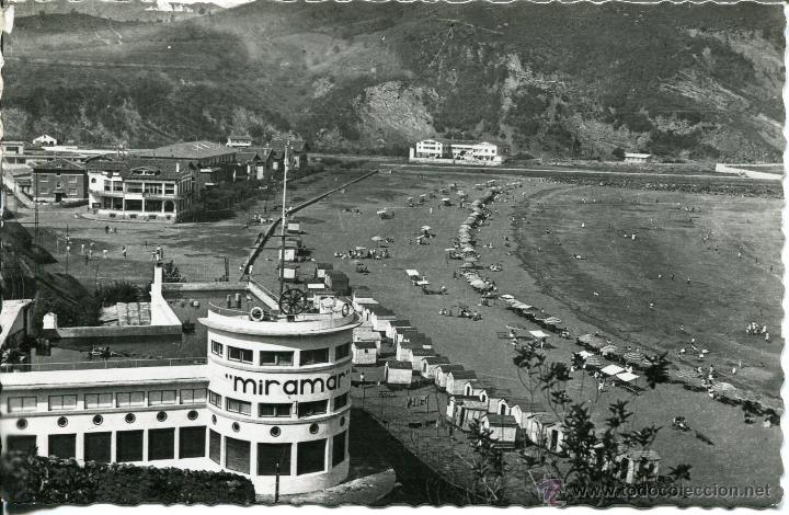 Postales: DEVA- LA PLAYA Y EDIFICIO MIRAMAR-1955 - Foto 1