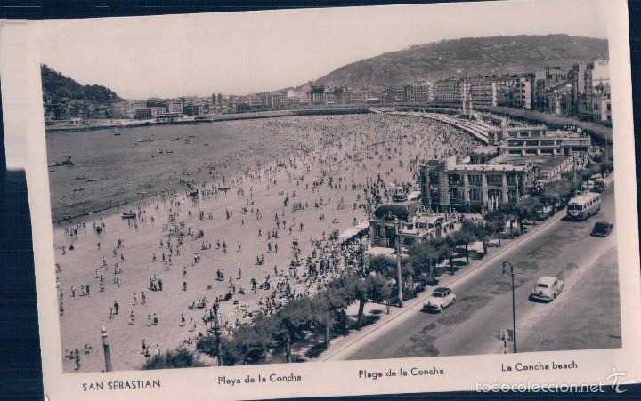 Postais: POSTAL FOTOGRAFICA SAN SEBASTIAN -PLAYA DE LA CONCHA - COCHES DE EPOCA. CIRCULADA VER REVERSO- MANIP