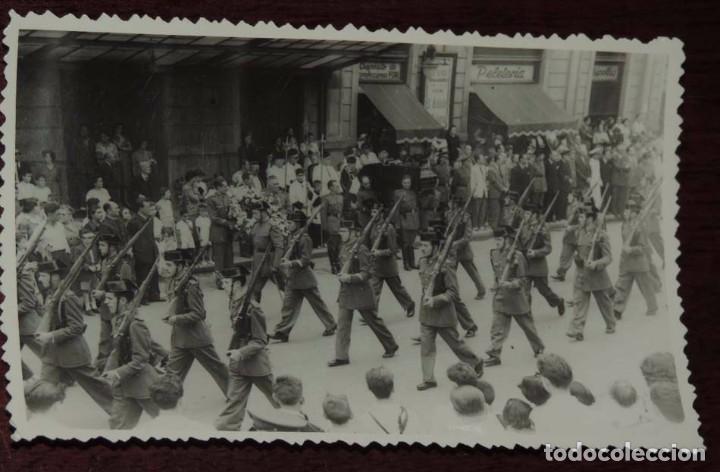 Cartoline: FOTOGRAFIA DE SAN SEBASTIAN, A&Ntilde;OS 40, DESFILE DE LA GUARDIA CIVIL POR LAS CALLES CON MOTIVO DE UN FU