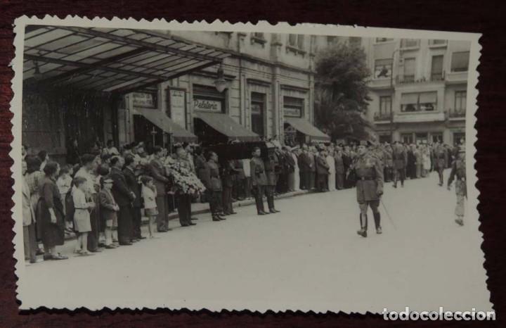 Cartoline: FOTOGRAFIA DE SAN SEBASTIAN, A&Ntilde;OS 40, DESFILE DE LA GUARDIA CIVIL POR LAS CALLES CON MOTIVO DE UN FU