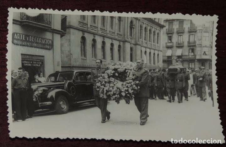 Cartoline: FOTOGRAFIA DE SAN SEBASTIAN, A&Ntilde;OS 40, DESFILE DE LA GUARDIA CIVIL POR LAS CALLES CON MOTIVO DE UN FU