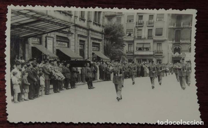 Cartoline: FOTOGRAFIA DE SAN SEBASTIAN, A&Ntilde;OS 40, DESFILE DE LA GUARDIA CIVIL POR LAS CALLES CON MOTIVO DE UN FU
